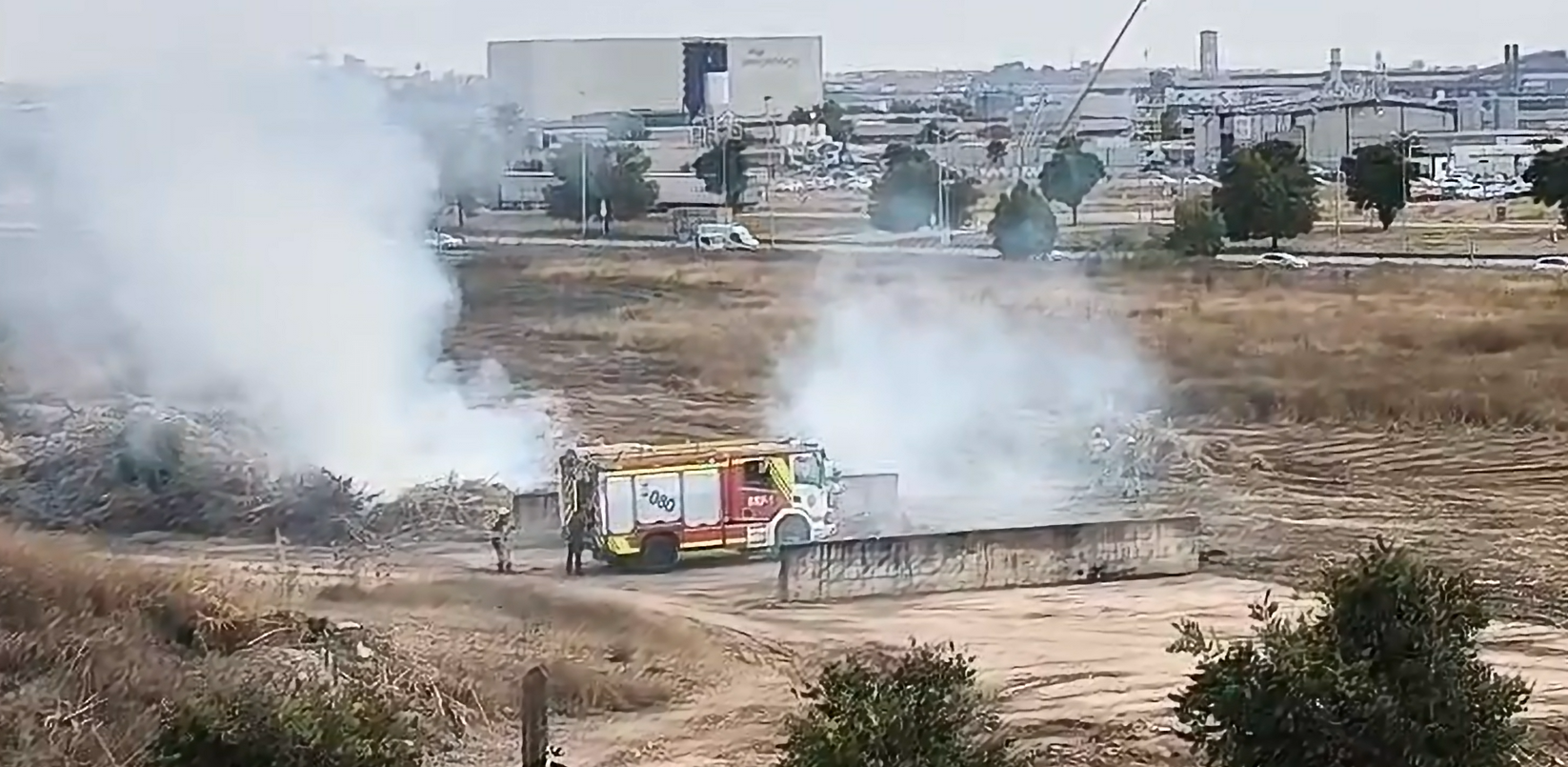 Un camión de bomberos, trabajando en el lugar de los hechos.