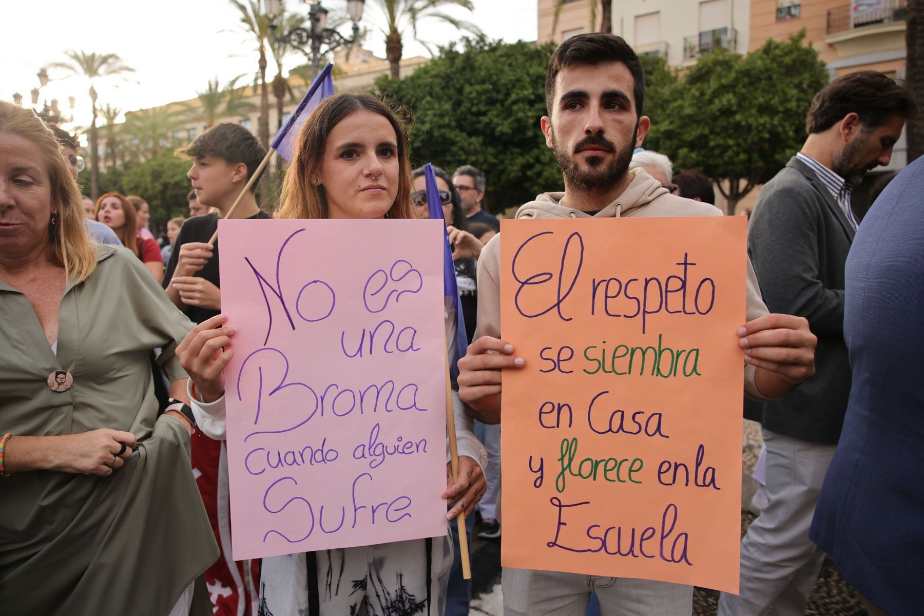 Unos jóvenes sostienen pancartas en una manifestación contra el acoso escolar.