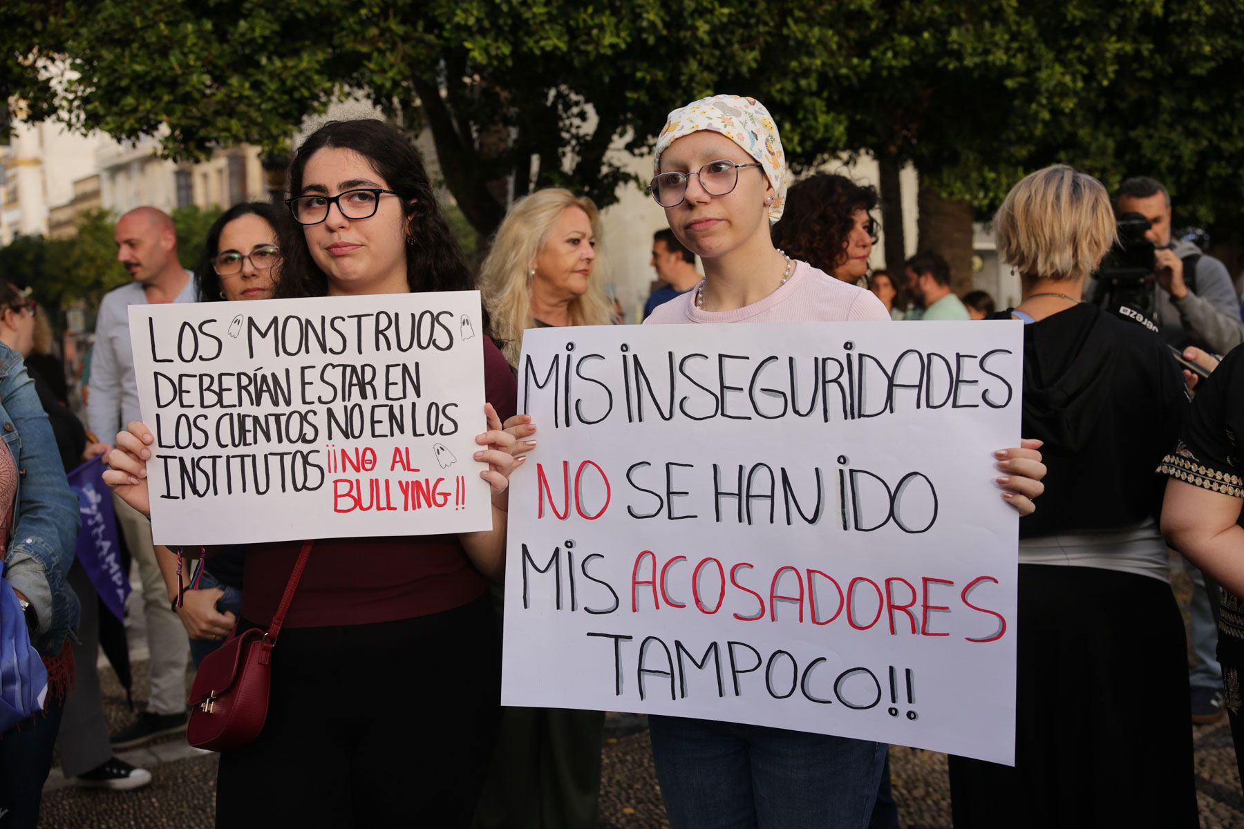 Alejandra, víctima de acoso escolar en el IES Romero Vargas, junto a una amiga.