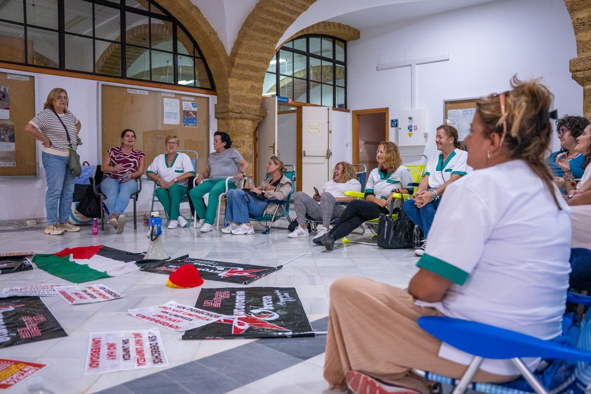 Las limpiadoras de la UCA durante el inicio de su segunda noche de encierro en la Facultad de Filosofía y Letras.