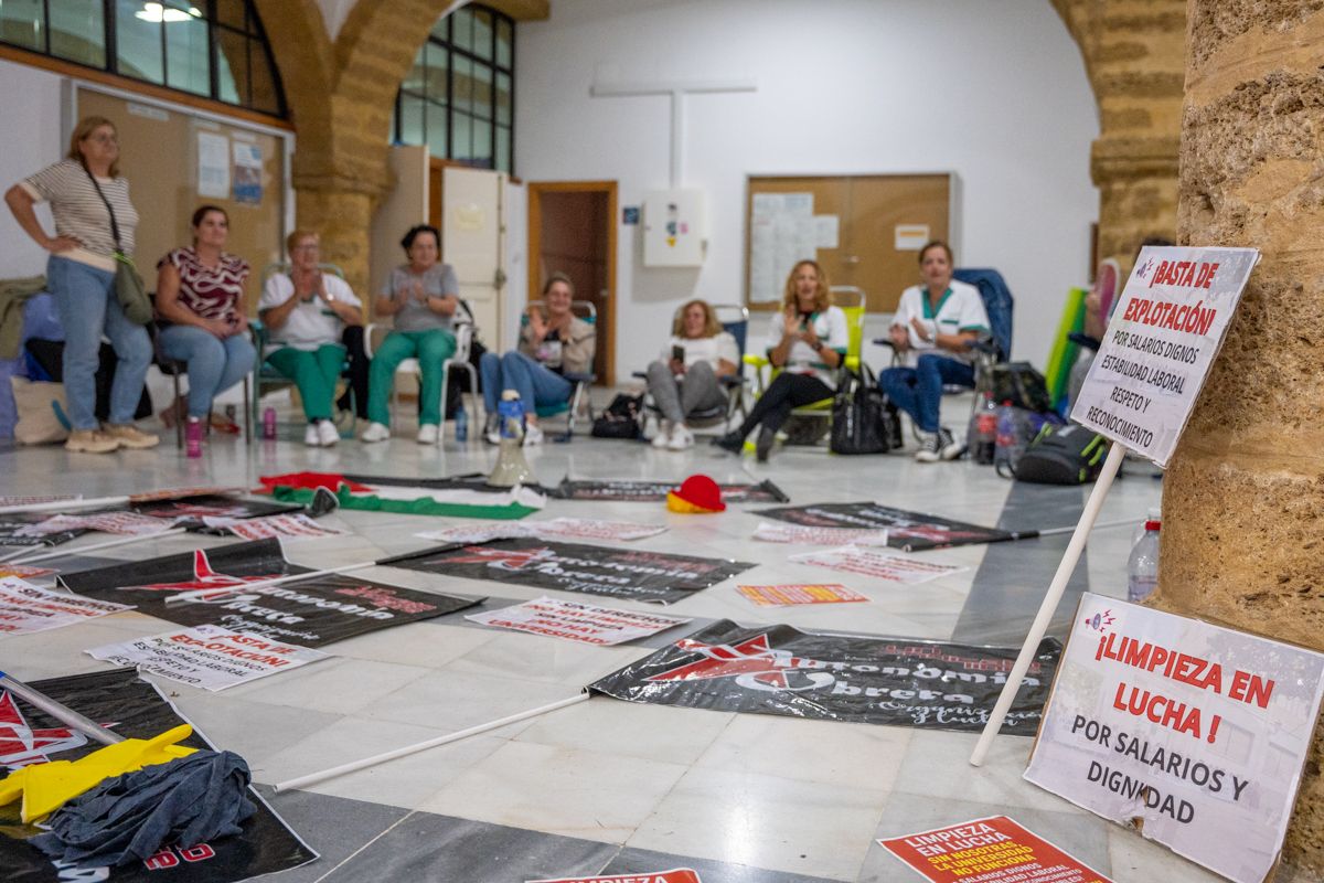 Limpiadoras de la UCA, durante el encierro de esta semana.