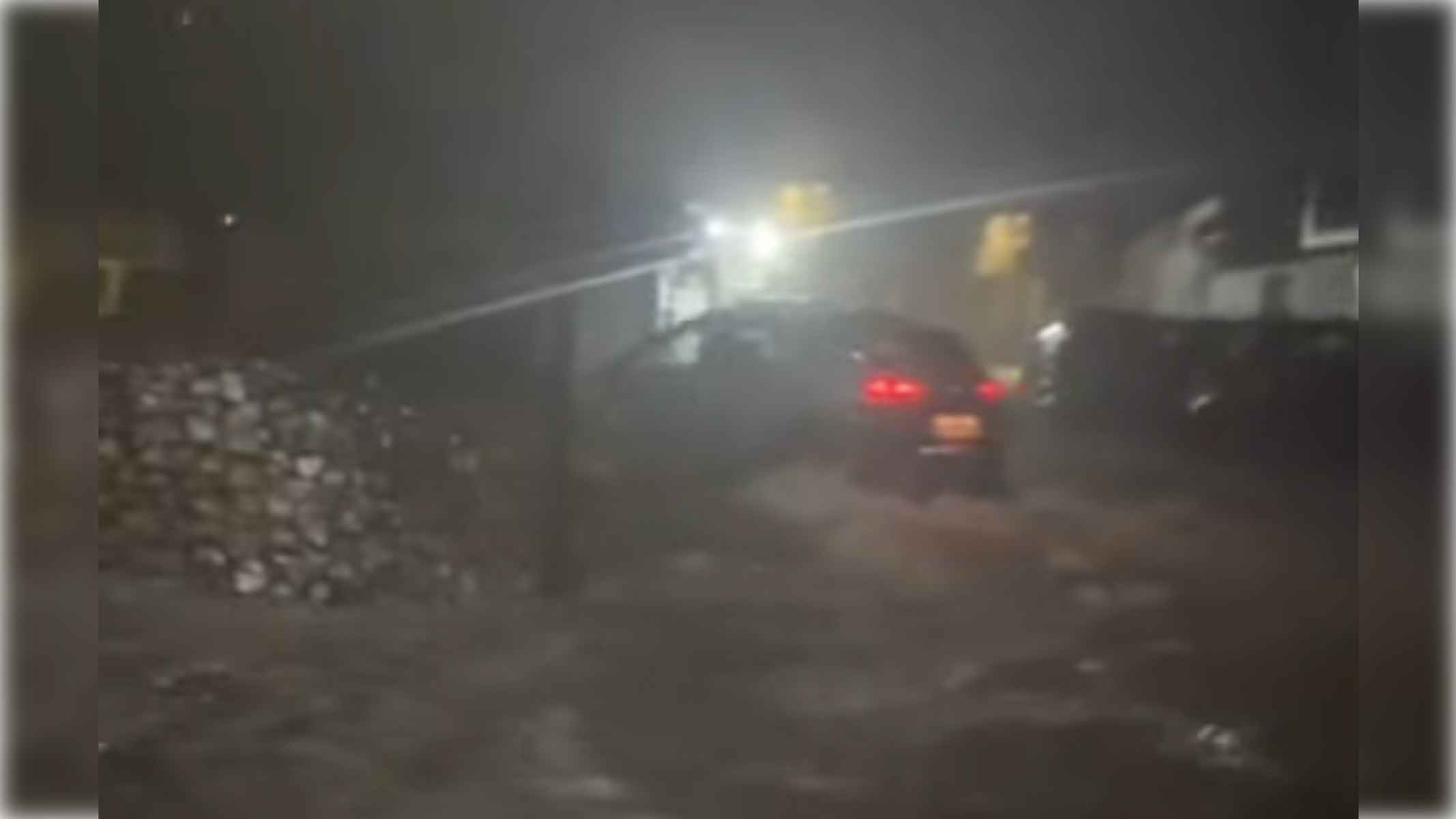 Un coche circula con dificultades por el agua en una rotonda de Puebla de Guzmán. Un coche circula con dificultades por el agua en una rotonda de Puebla de Guzmán.