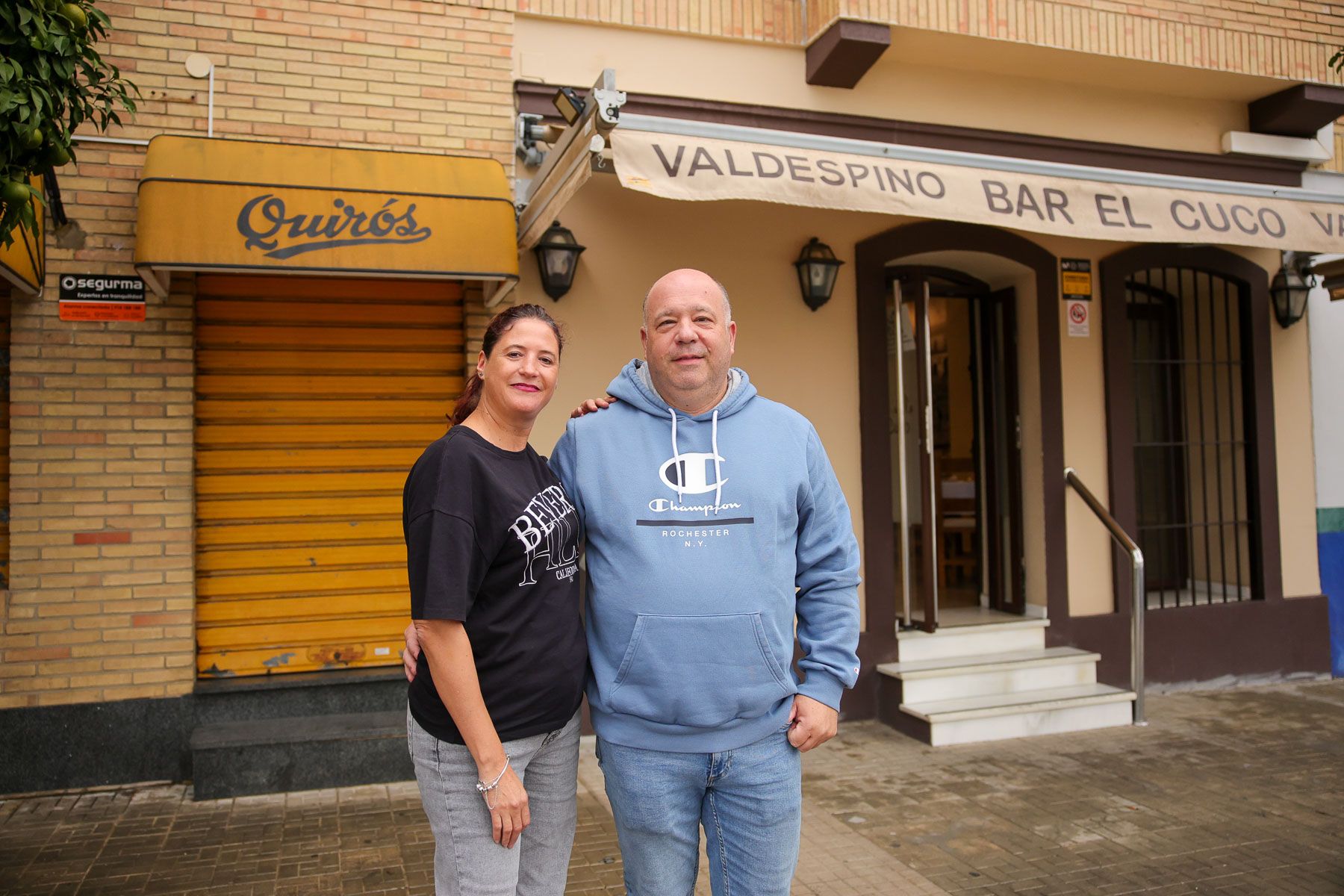 Eugenia y José Carlos, delante de la fachada de su establecimiento.