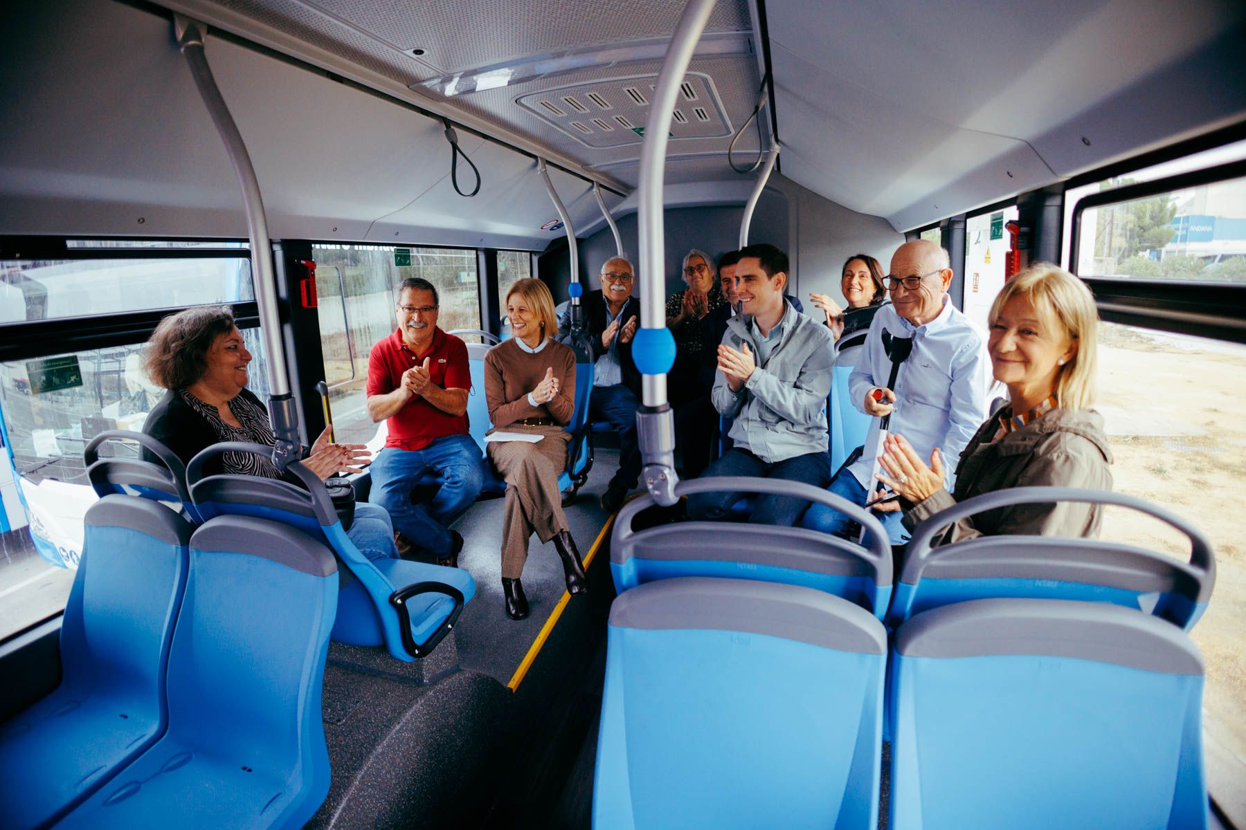 Miembros del gobierno local, dentro de un autobús nuevo, con integrantes del Comité Ciudadano de Transporte y Movilidad.