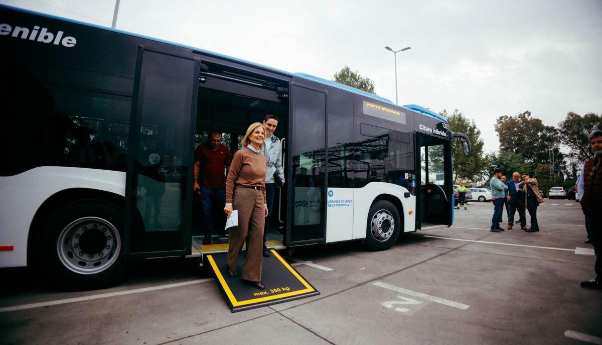 AUTOBUSES NUEVOS JEREZ ALCALDESA PELAYO 23