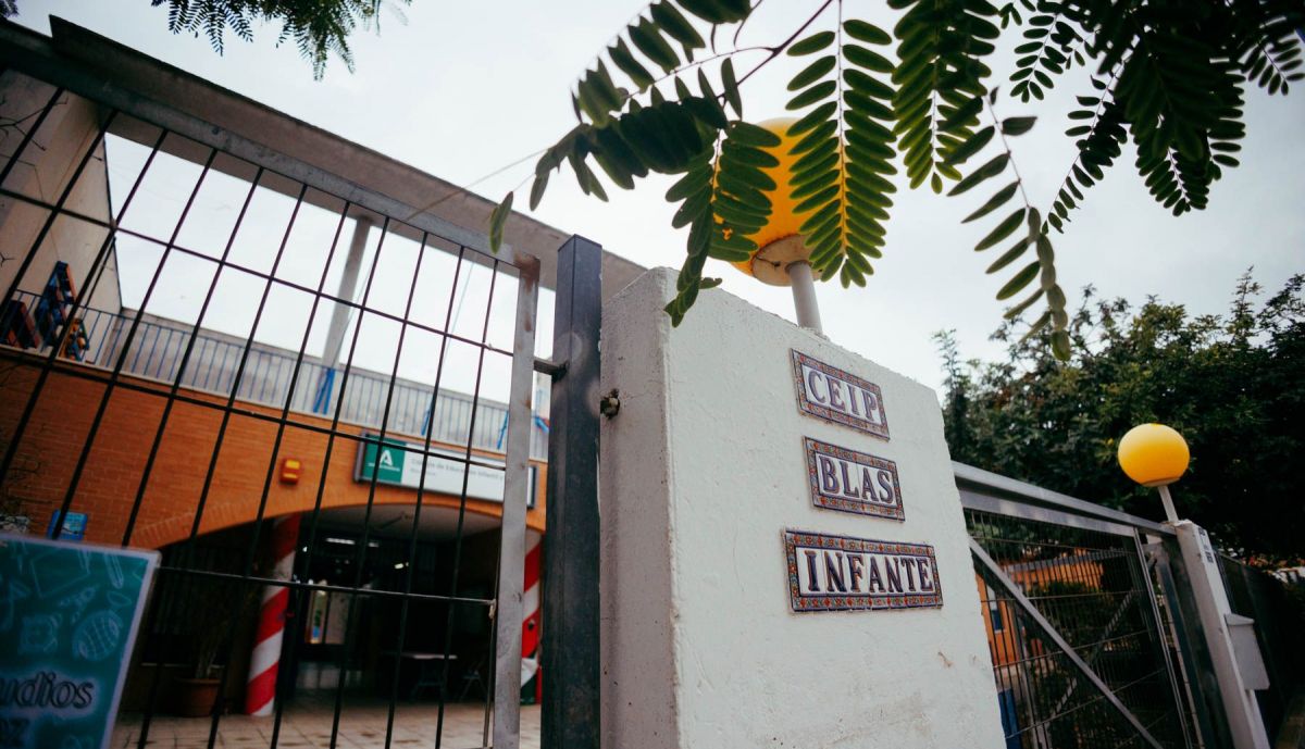 Detalle de la puerta del CEIP Blas Infante de Jerez.