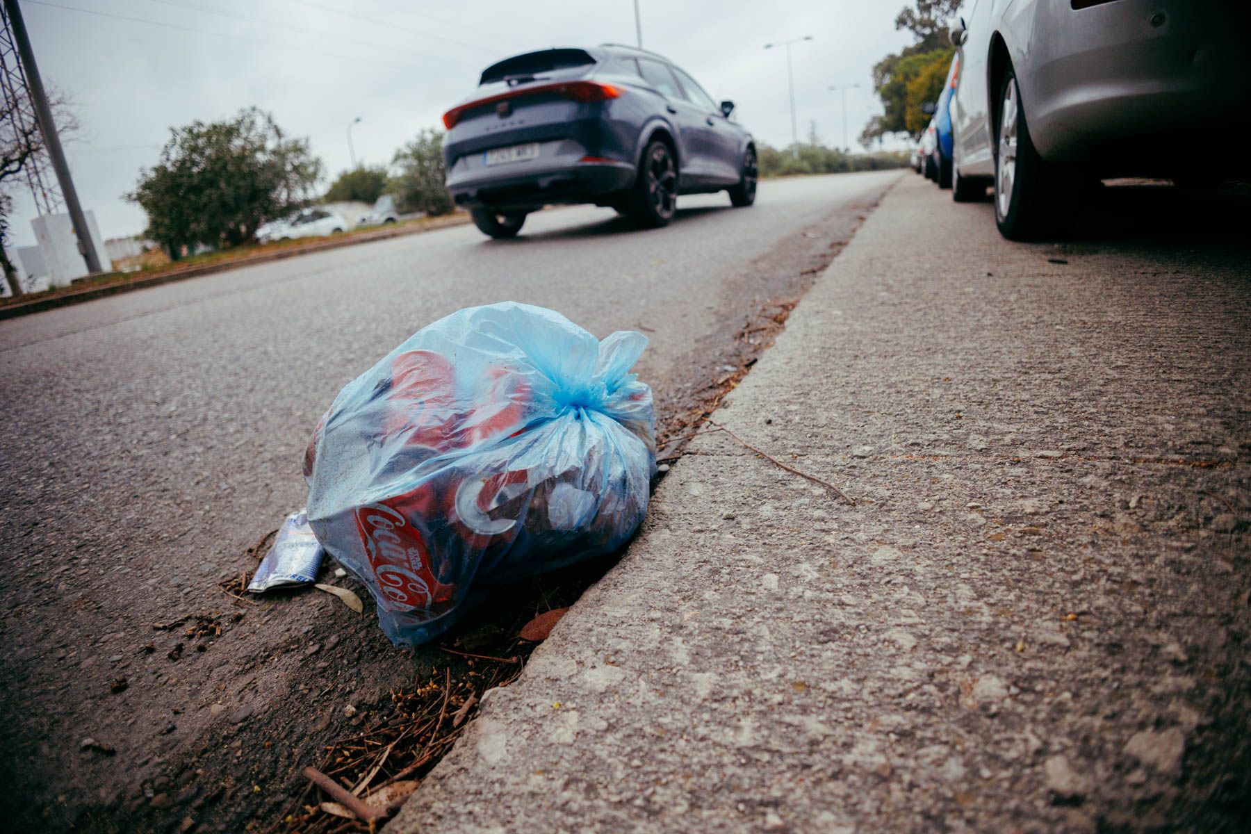 Basura tirada en el suelo en el polígono El Portal de Jerez.