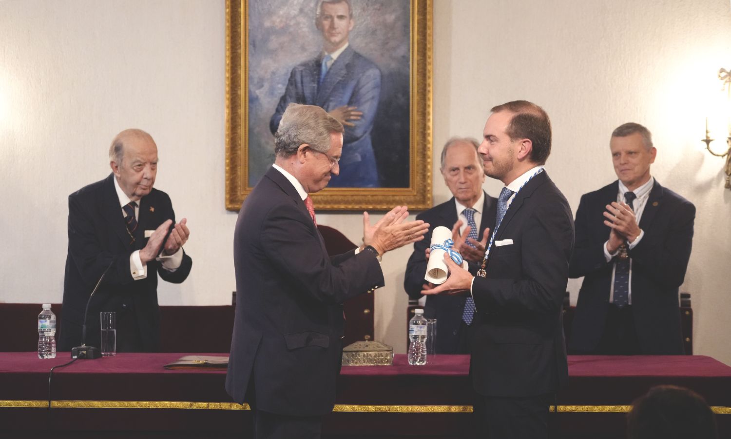 Jimenez López de Aguileta recibiendo del presidente de la Academia el nombramiento de académico de número. 