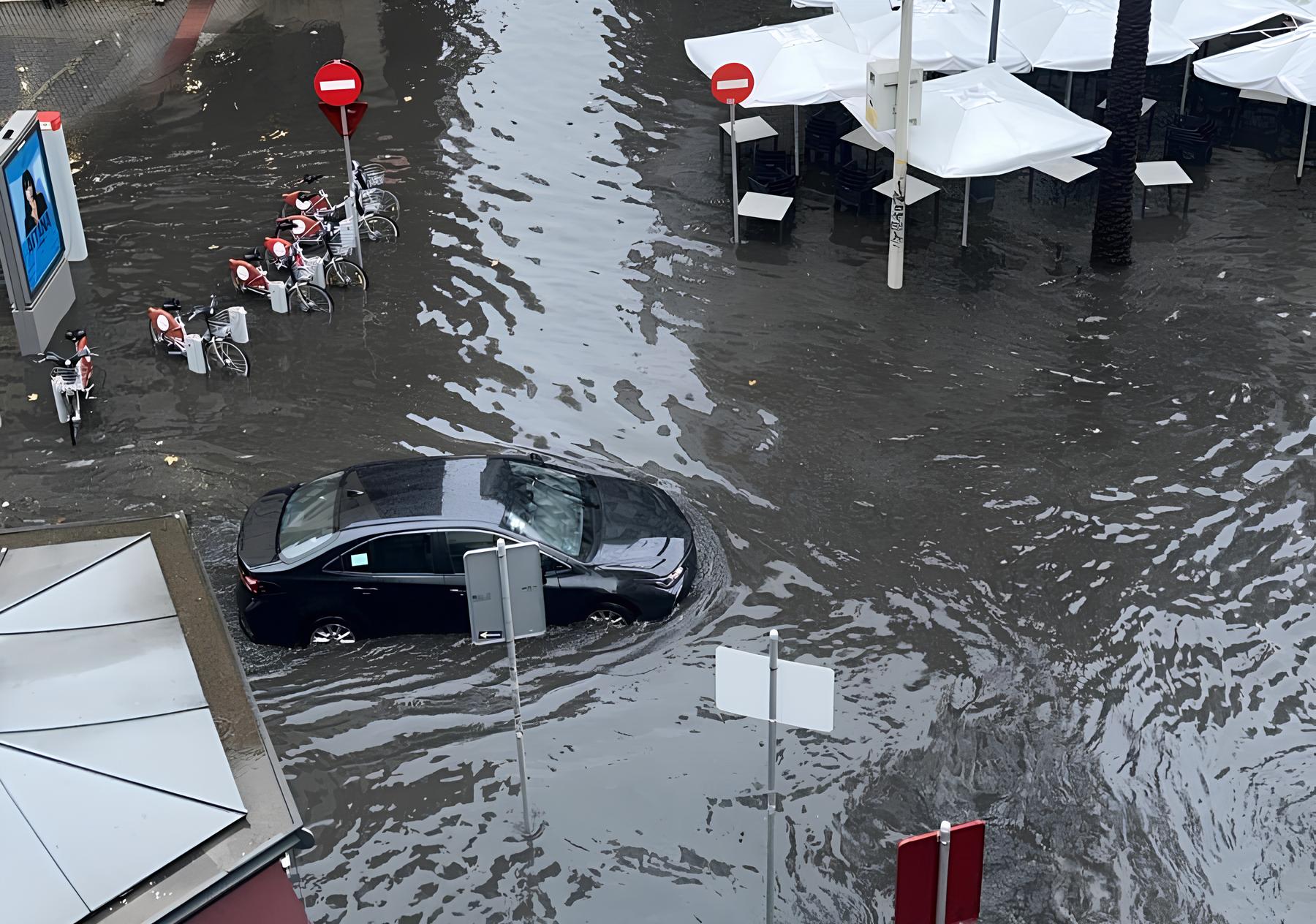 Un coche por una de las calles de Sevilla que se han inundado. Un coche por una de las calles de Sevilla que se han inundado.