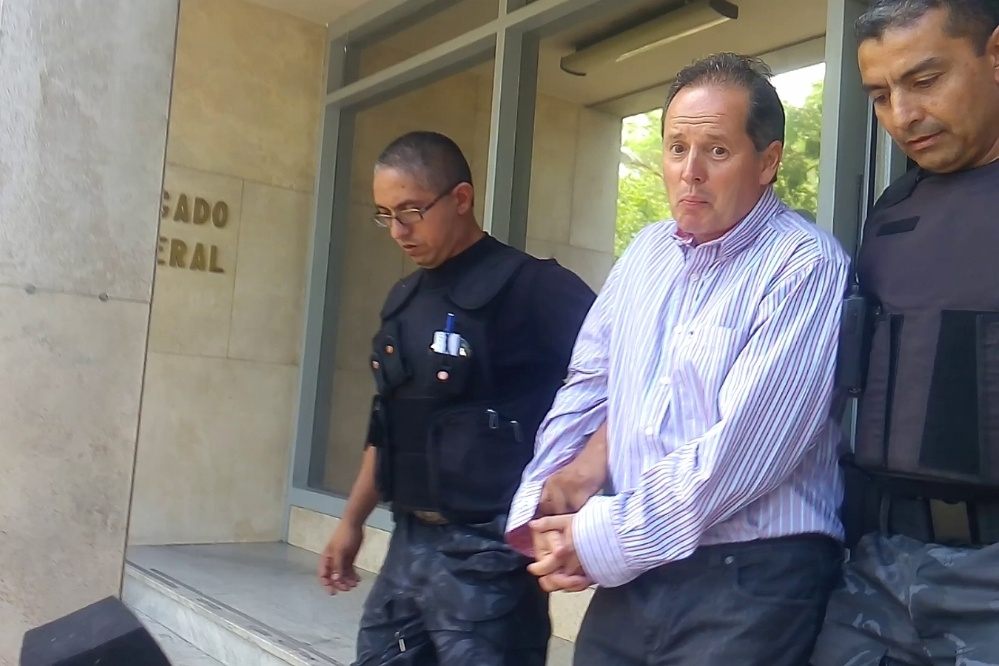 Carlos Fernández, prófugo de la justicia.