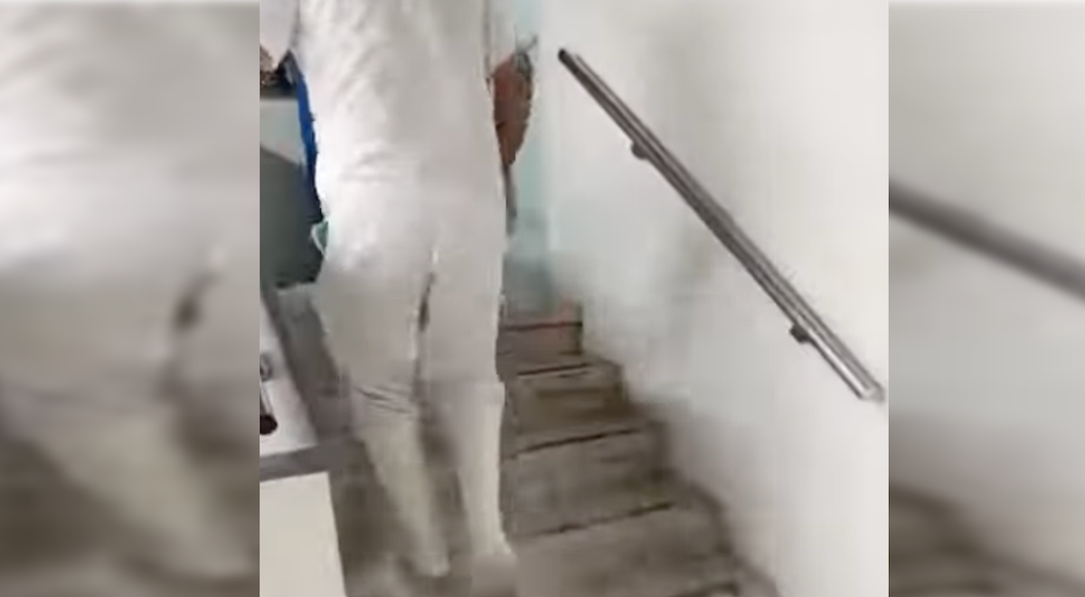 Un sanitario sube por las escaleras del Hospital Macarena, por donde caen agua en cascada. Un sanitario sube por las escaleras del Hospital Macarena, por donde caen agua en cascada.