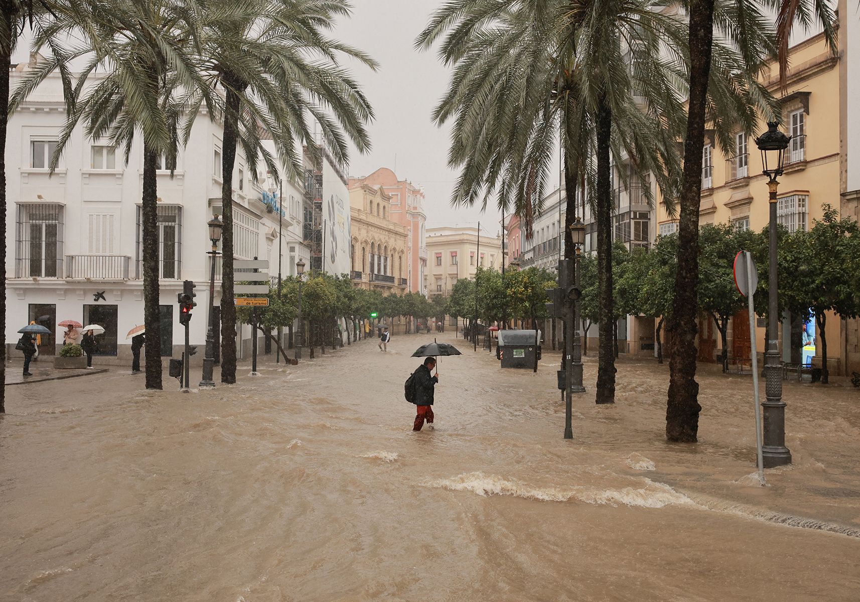 El centro de Jerez, inundado tras una tromba de agua. 