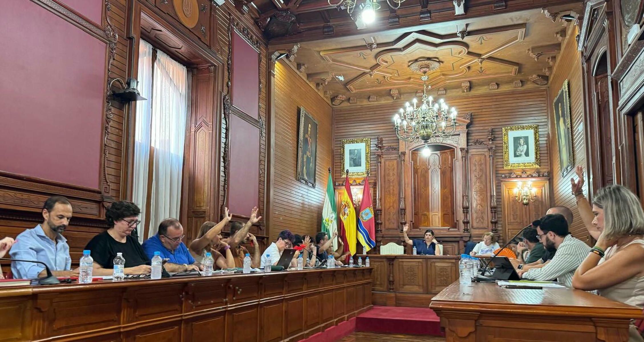 Votación en un pleno del Ayuntamiento de Sanlúcar.