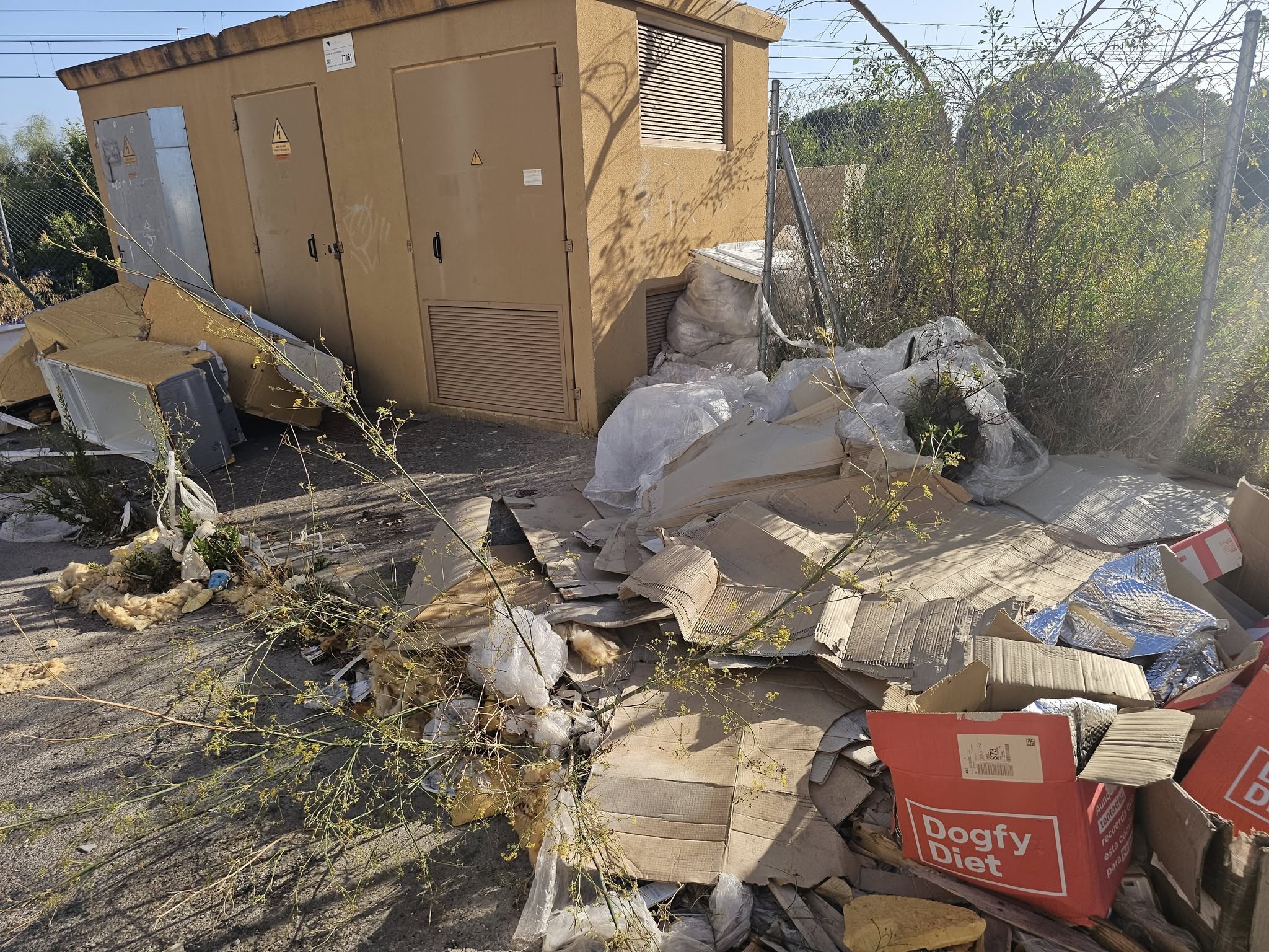 Transformador eléctrico repleto de basura en El Puerto.