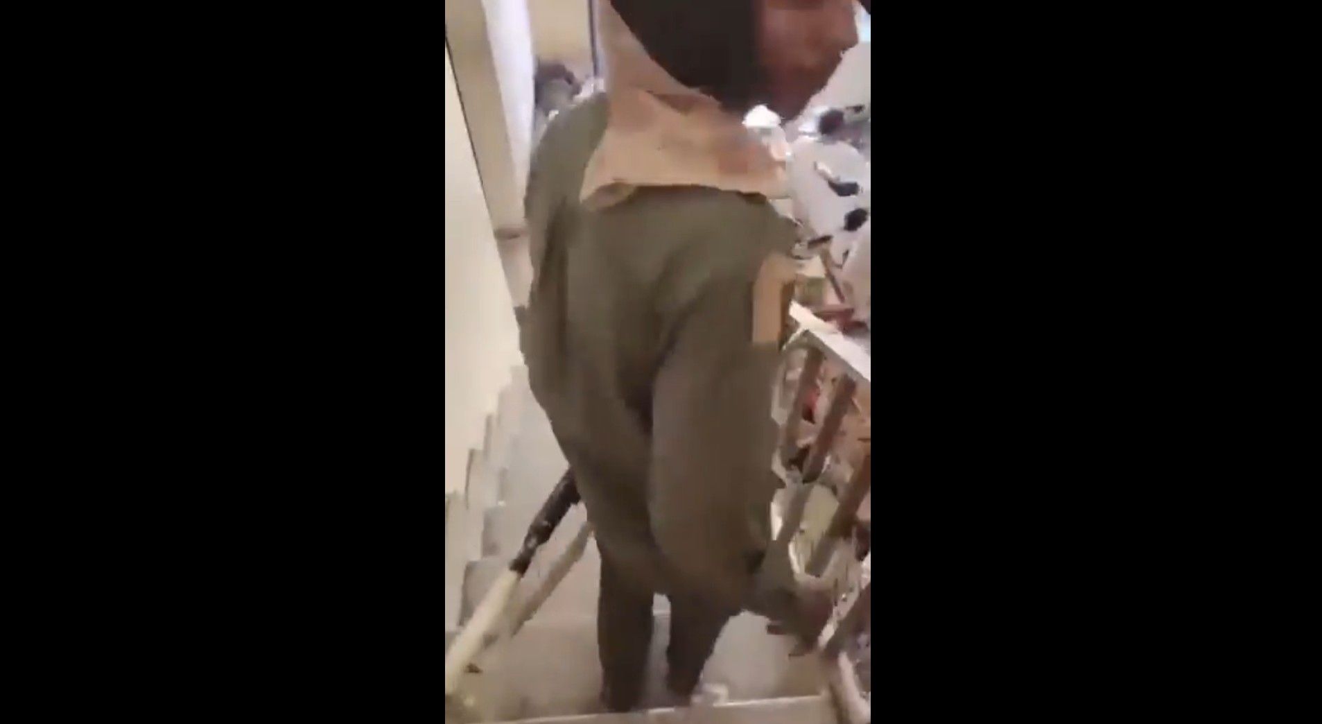 Captura de un vídeo con un hombre armado. Captura de un vídeo con un hombre armado.