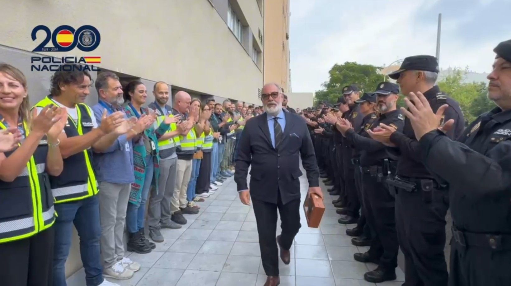 Un momento del homenaje sorpresa al comisario.