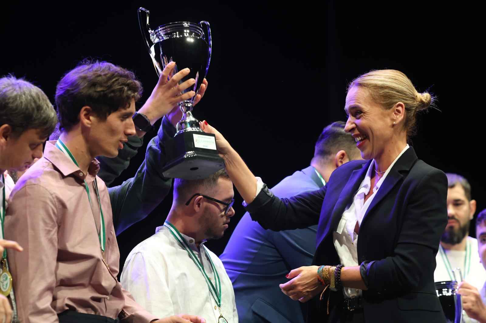 La presidenta de la Diputación, Almudena Martínez del Junco, entregando uno de los premios.