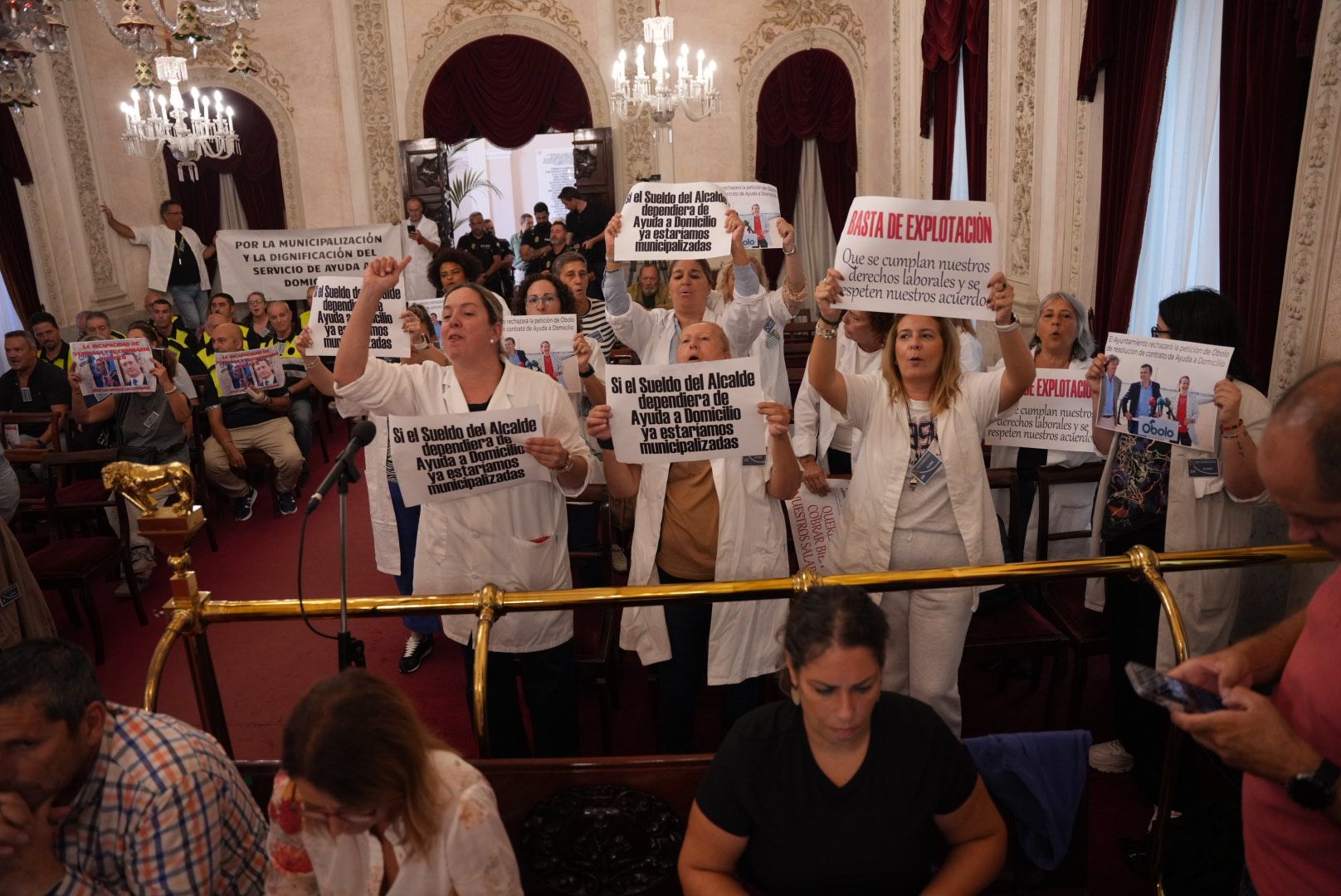 Trabajadoras de ayuda a domicilio de Cádiz, durante el último pleno.
