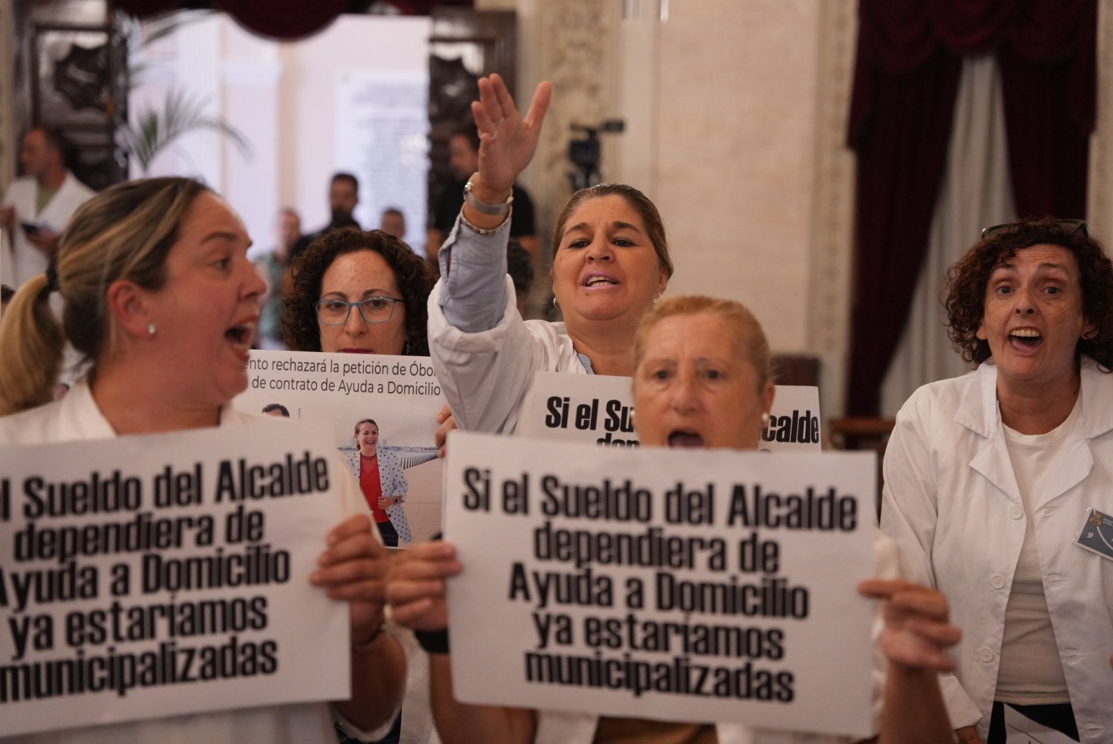 Trabajadoras de ayuda a domicilio, en una protesta en un pleno en Cádiz.