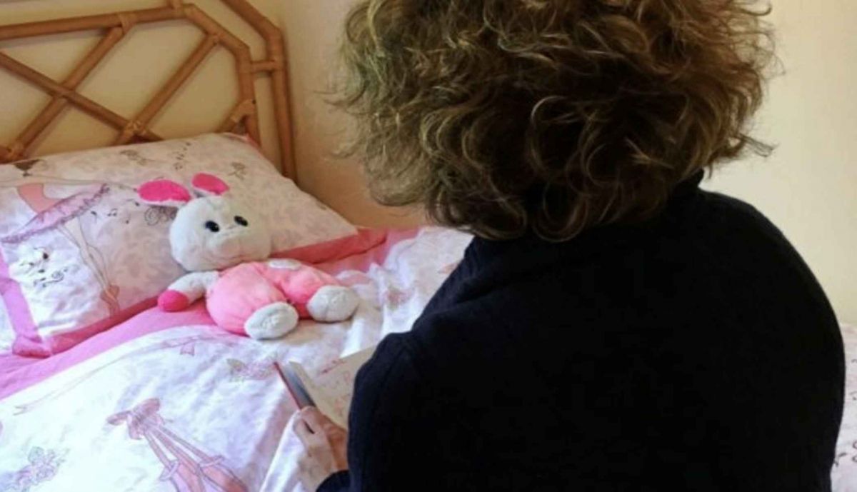 Silvia, en la cama de su hija en Irlanda.