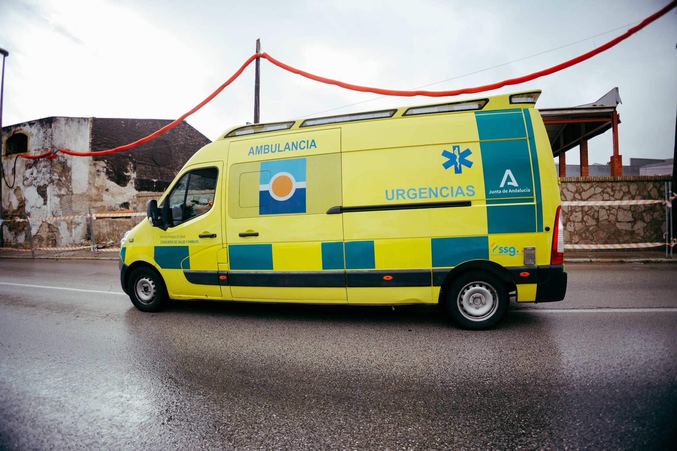 Los servicios sanitarios han tenido que intervenir tras la deflagración. Los servicios sanitarios han tenido que intervenir tras la deflagración.