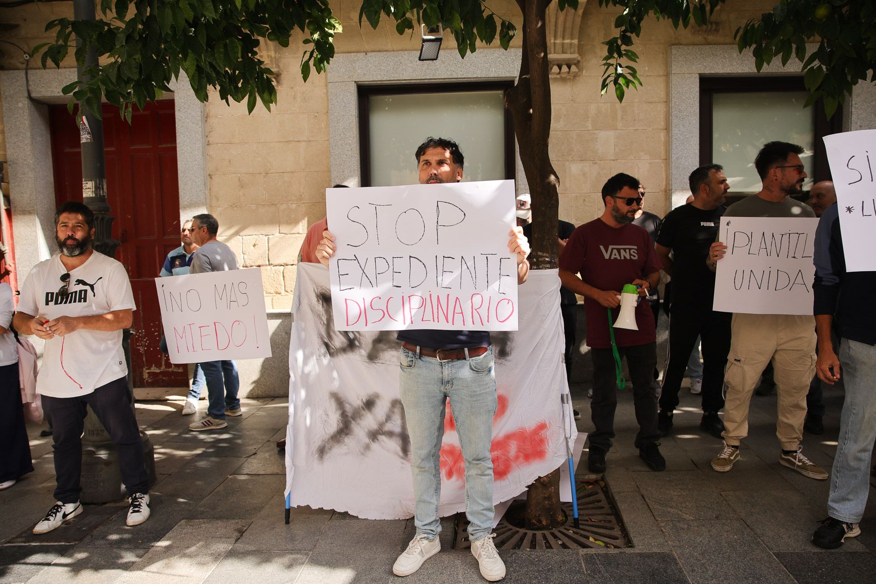 Juan Manuel Valero, sindicalista en Jerez UTE, durante la protesta de este jueves.