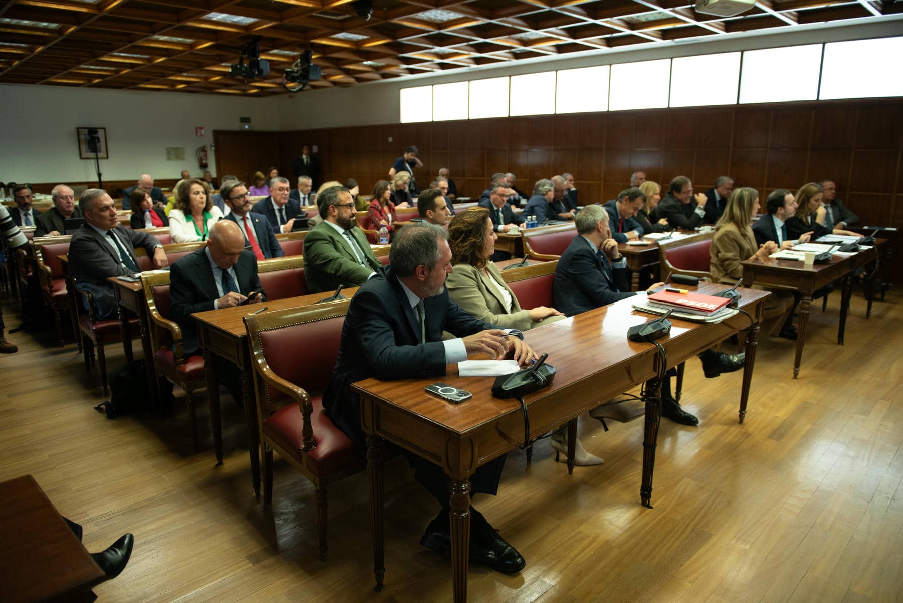 La bancada de senadores durante la comparecencia.