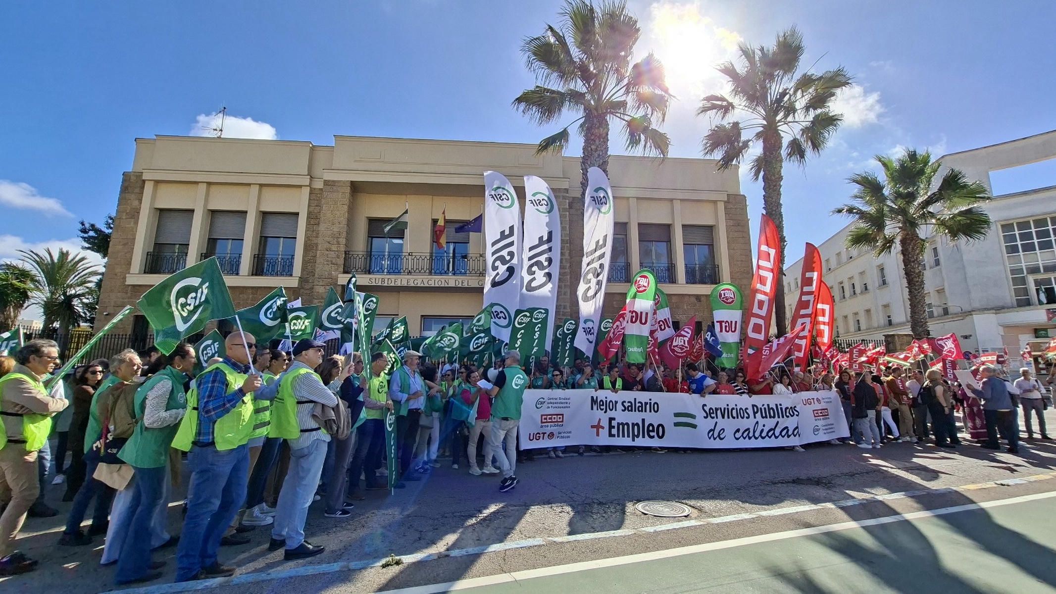 CSIF, UGT y CCOO se han concentrado frente a la Subdelegación del Gobierno en Cádiz.