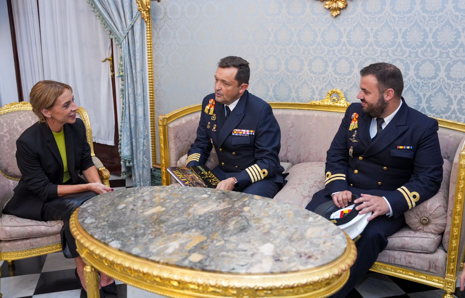 Almudena Martinez y Jose Maria de la Puente durante la reunión en el Palacio Provincial. 