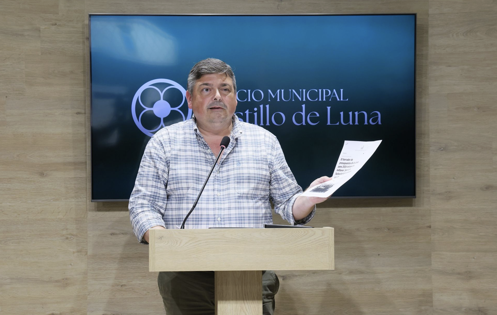 El portavoz local de Rota, Daniel Manrique, en rueda de prensa.