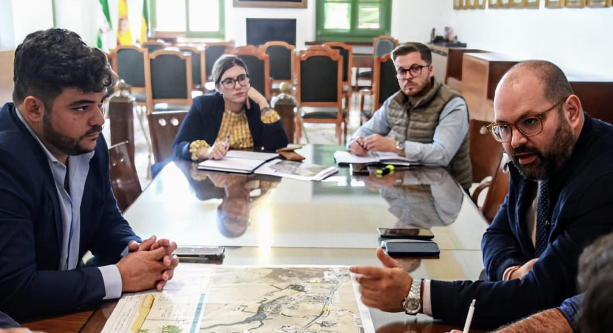 El diputado provincial en la reunión con el alcalde de Arcos. 