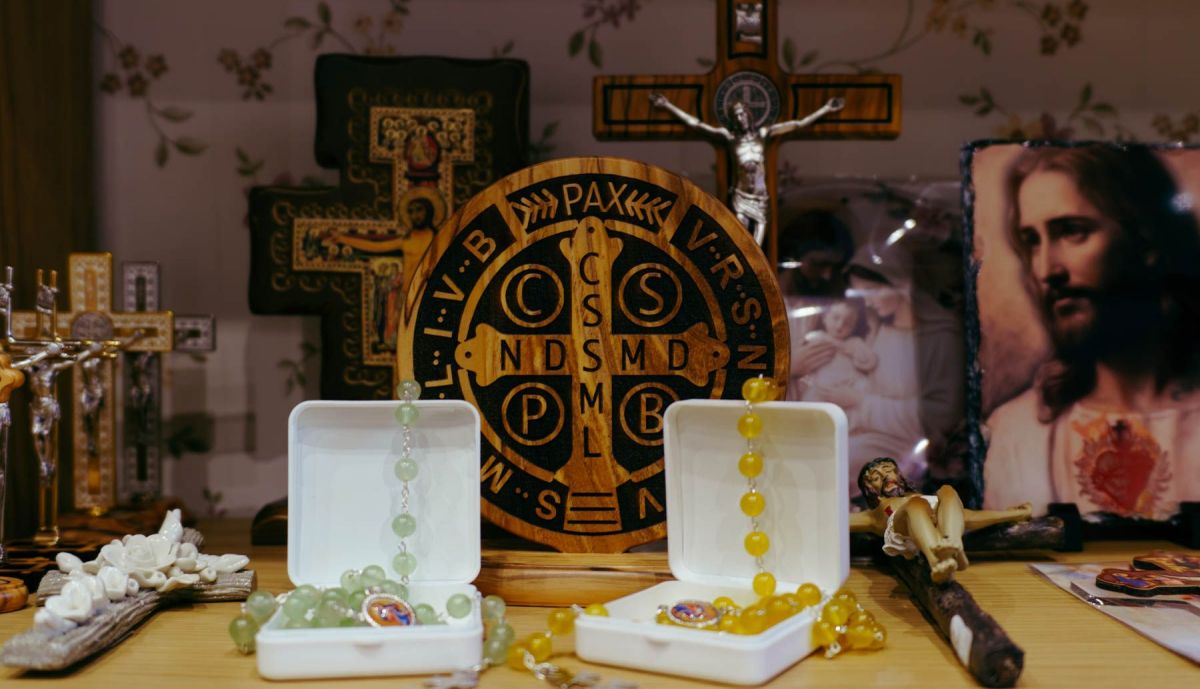 Mása artículos religiosos en la tienda. 