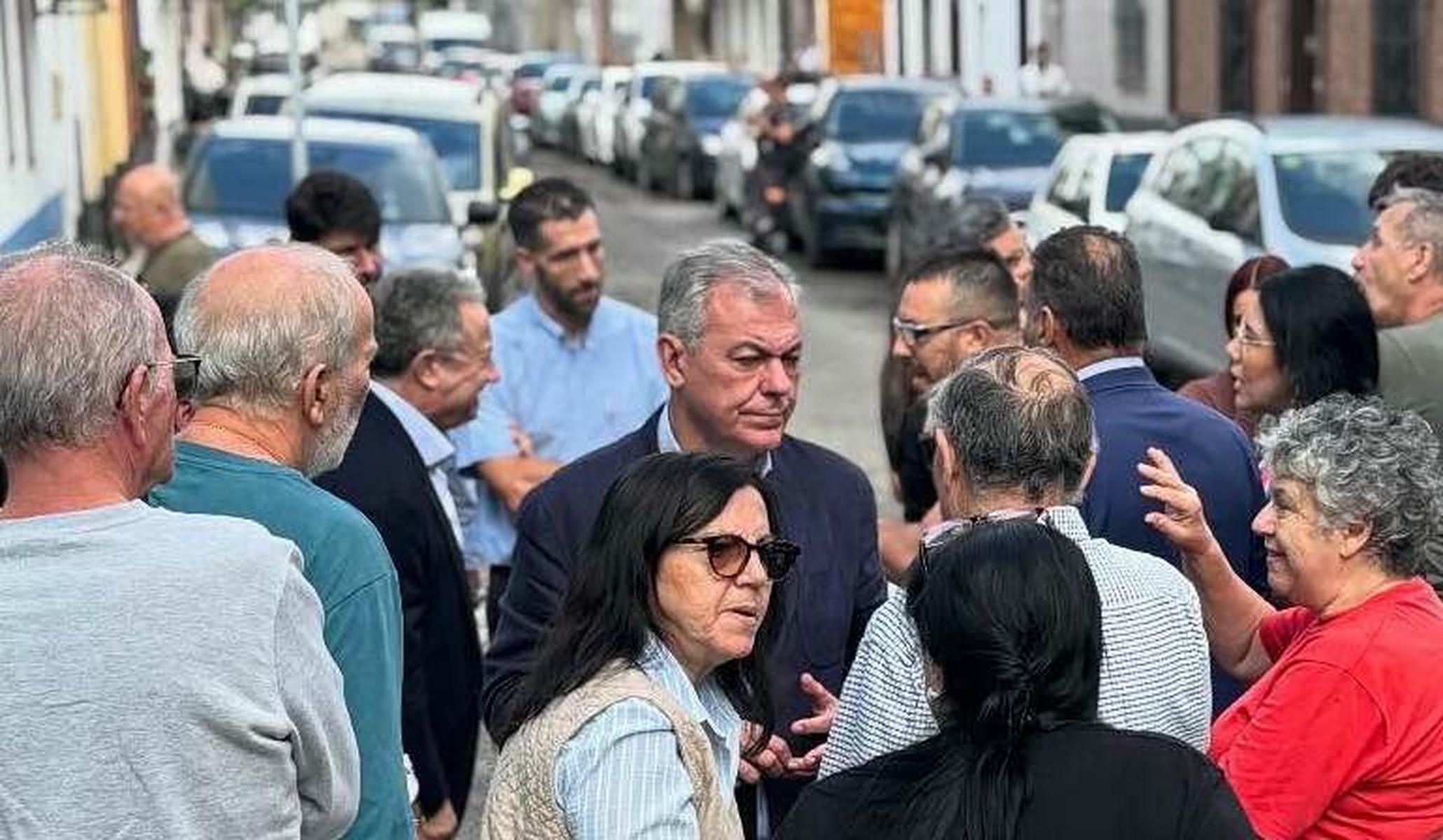 El alcalde de Sevilla, en el Cerro del Águila, una de las zonas más afectadas. El alcalde de Sevilla, en el Cerro del Águila, una de las zonas más afectadas.