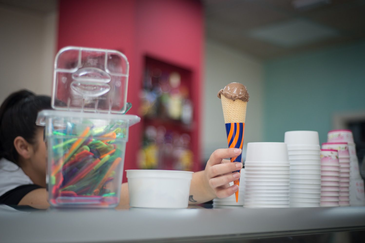 Una dependienta en una heladería, en una imagen de archivo.