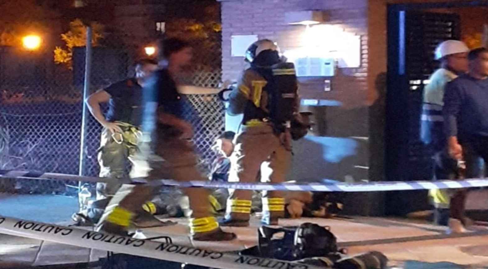 Bomberos interviniendo tras la explosión de gas en una vivienda de Atarfe.