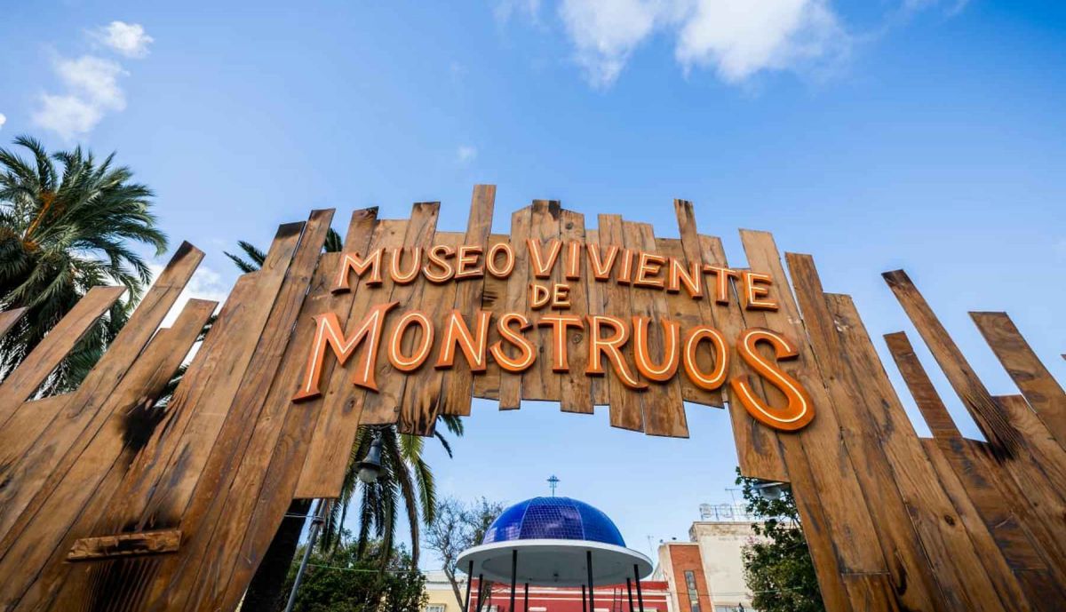 Entrada del Museo Viviente de Monstruos Clásicos.