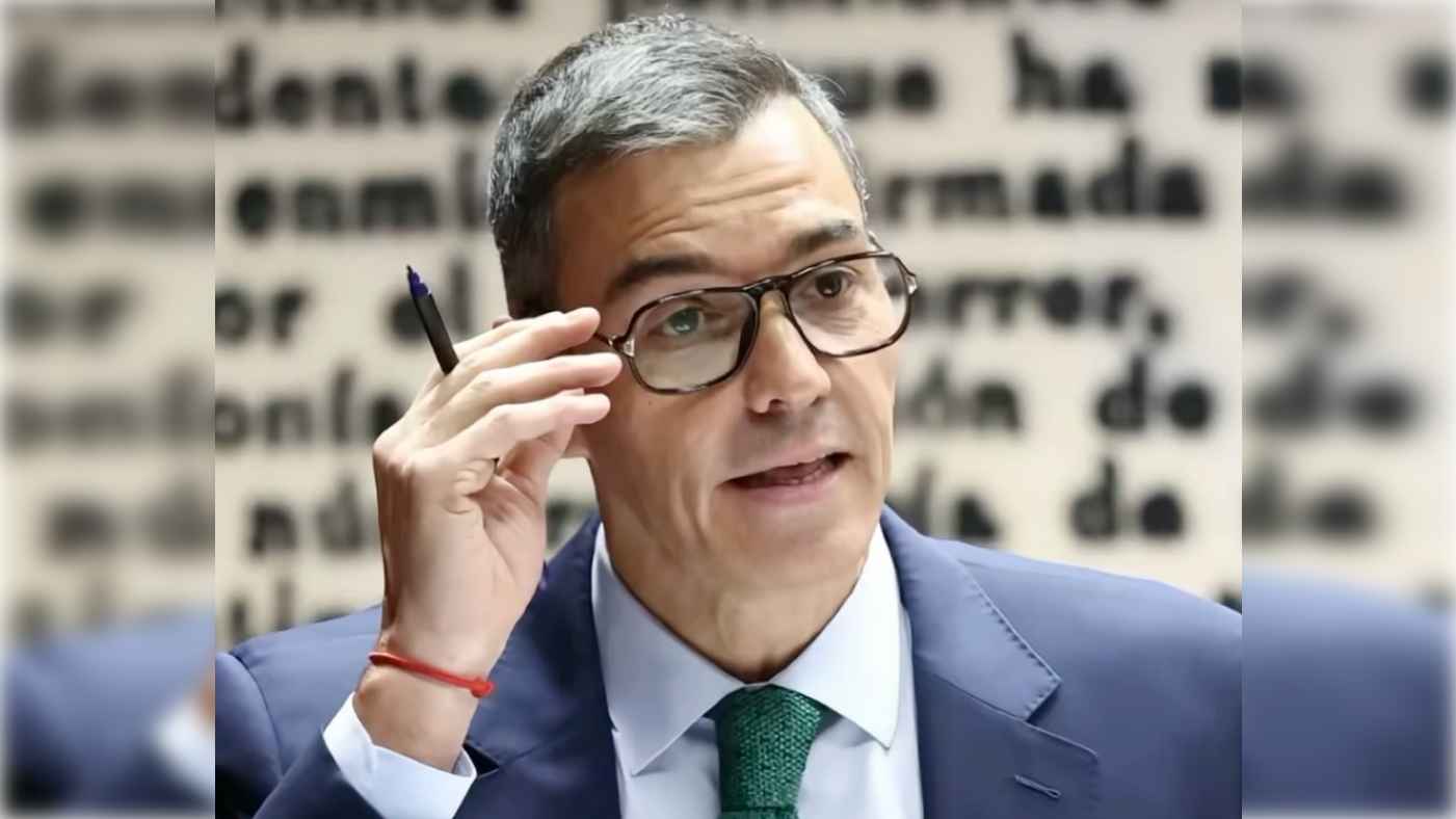 Pedro Sánchez y sus virales gafas. Pedro Sánchez y sus virales gafas.