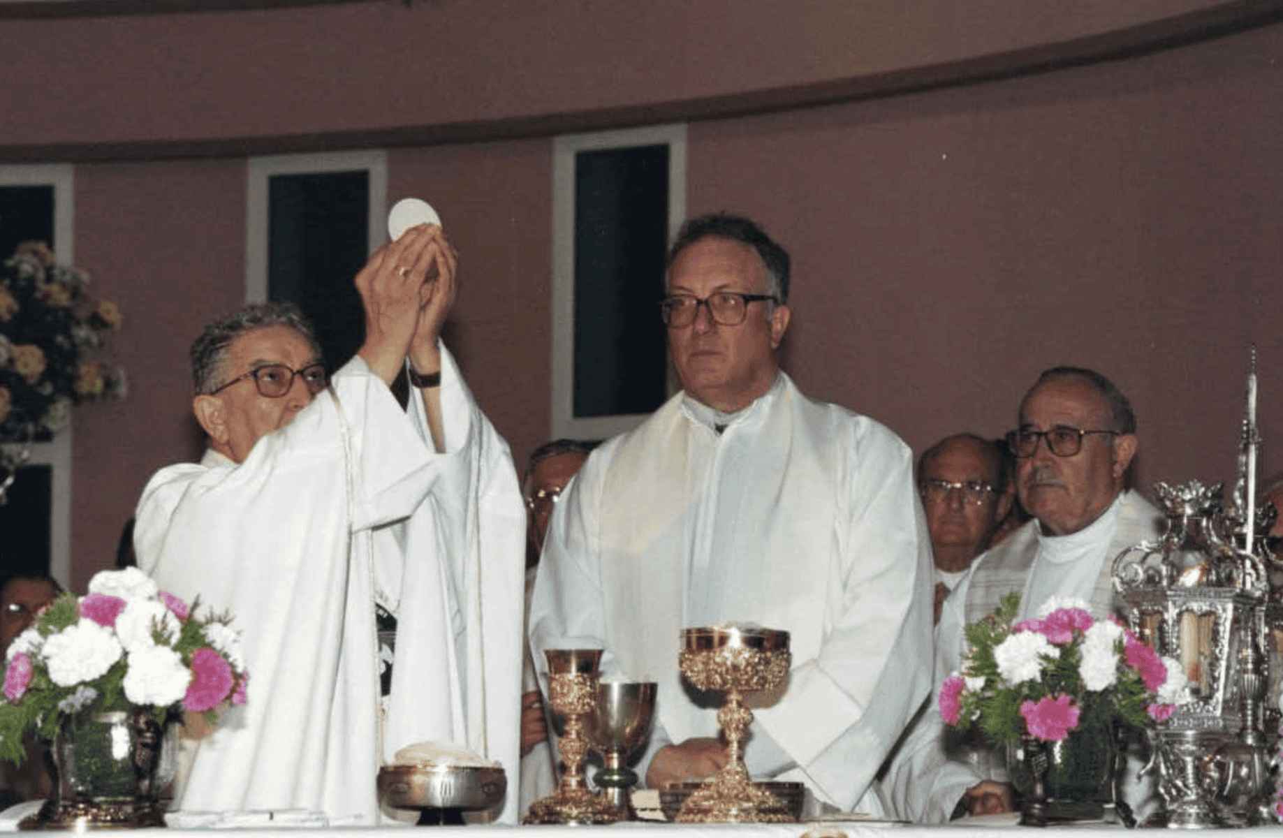 Carlos Correas, en el centro de la imagen, junto al que fuera obispo de Jerez, Rafael Bellido Caro.