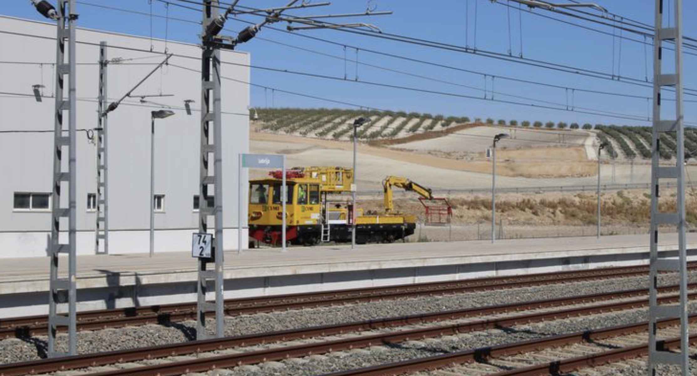Un vehículo de mantenimiento en la estación de trenes de Lebrija (Sevilla).