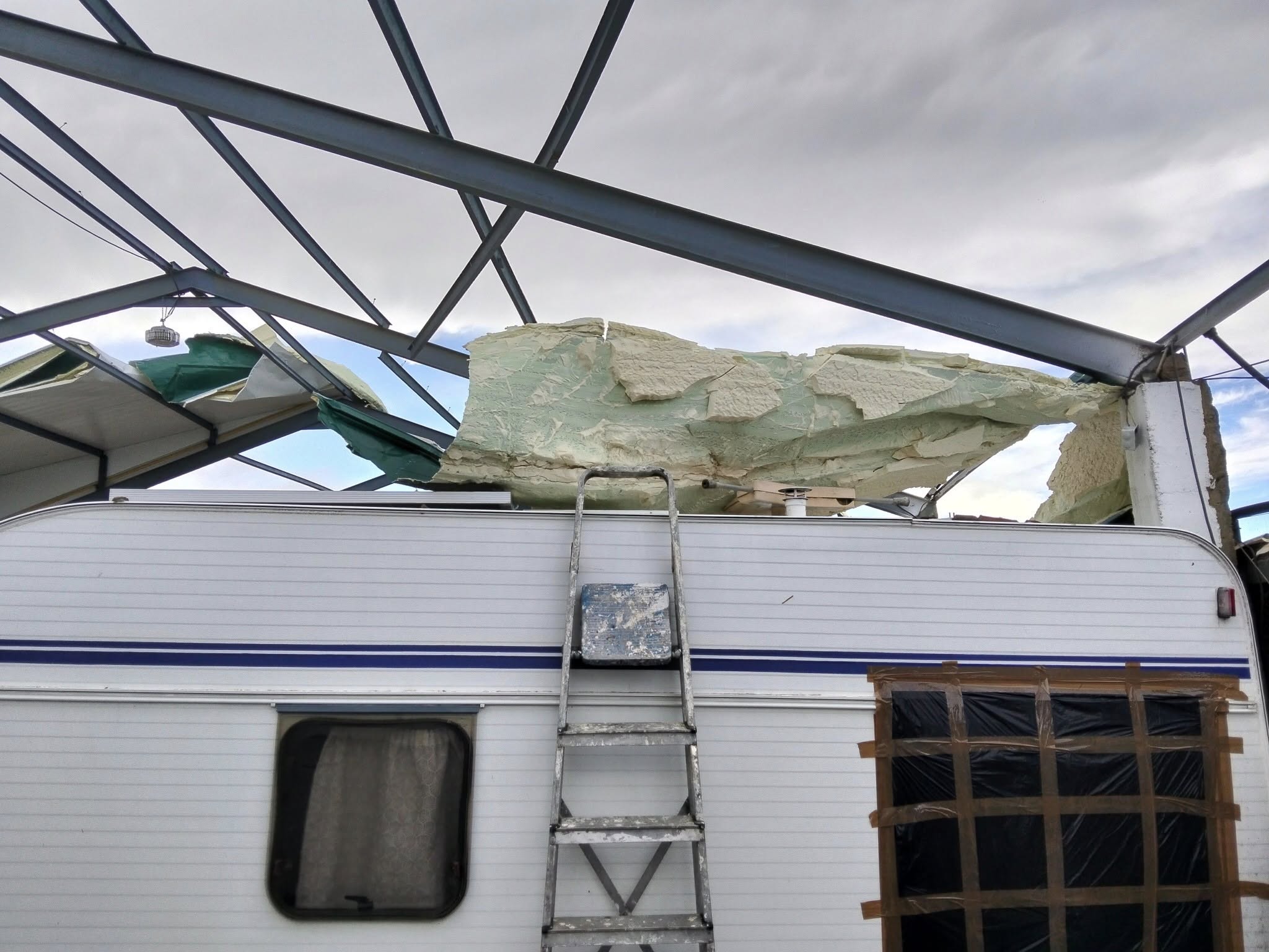 Daños provocados por el tornado. Daños provocados por el tornado.