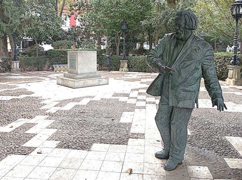 Escultura a Carlos Edmundo de Ory.