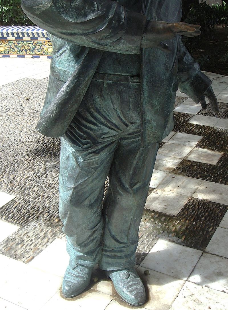 7 Escultura a Carlos Edmundo de Ory,  detalle parte inferior, posición de las piernas 