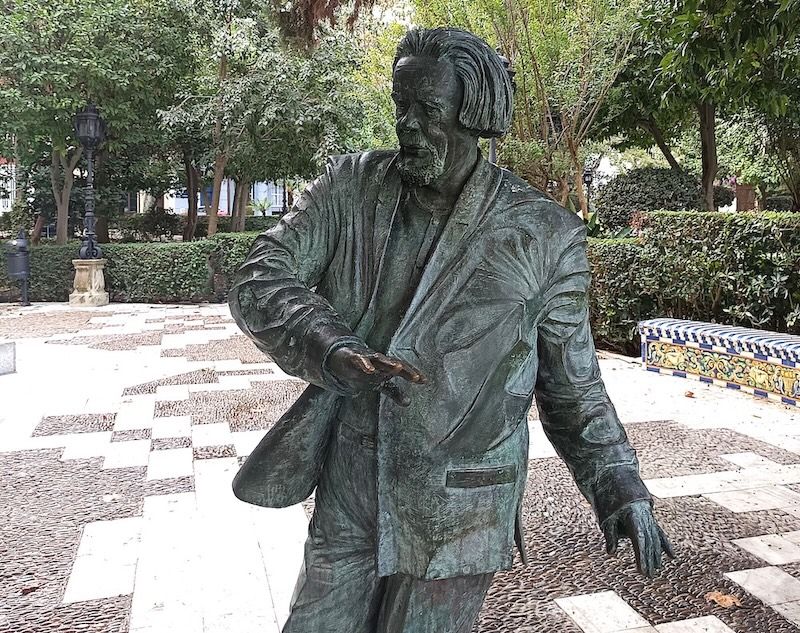 8 Escultura a Carlos Edmundo de Ory, detalle de la disposición de los brazo 