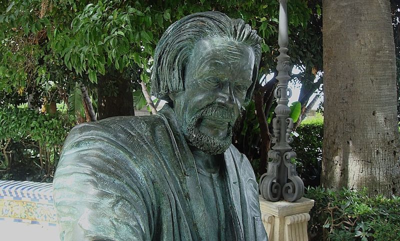 9 Escultura a Carlos Edmundo de Ory, detalle del rostro 