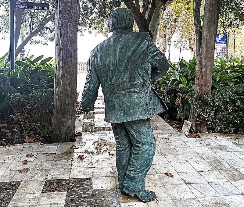 11 Escultura a Carlos Edmundo de Ory, visión posterior