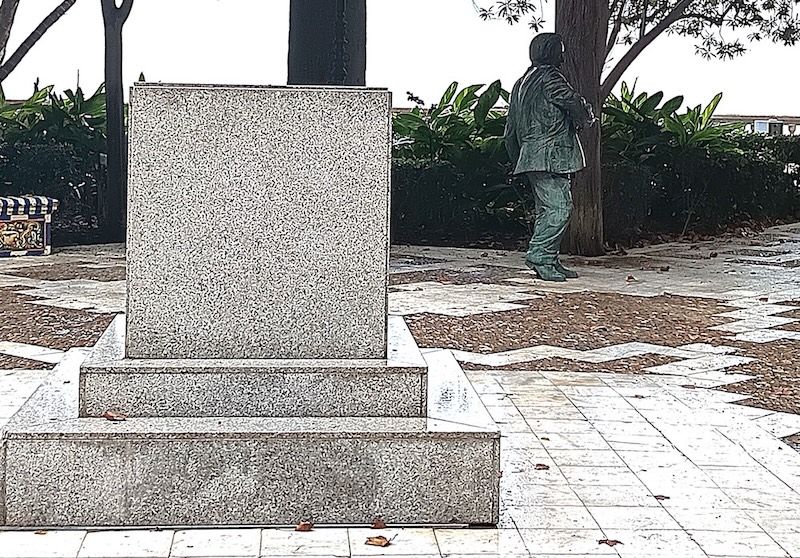 12 Escultura a Carlos Edmundo de Ory, vista hacia la balaustrada de la Alameda 