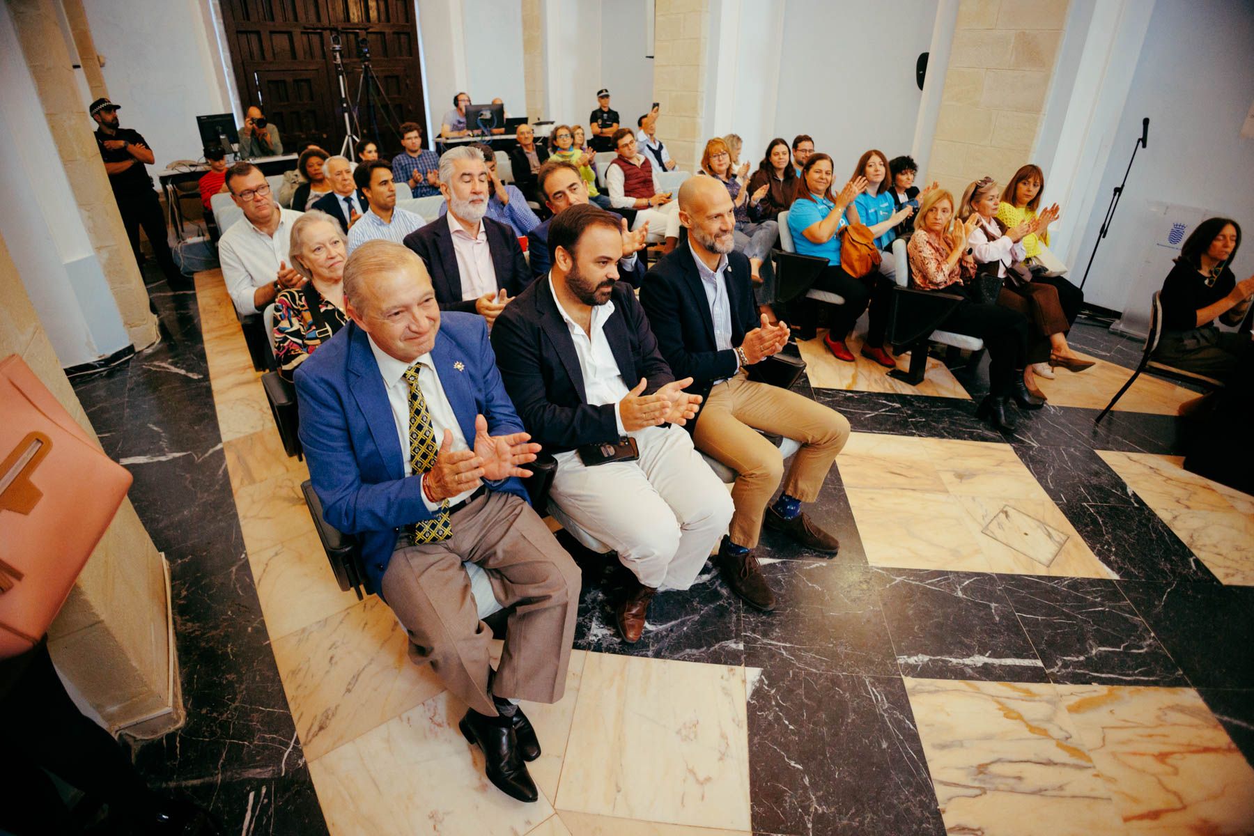 Representantes de la hermandad de Las Angustias, en el pleno de Jerez. Representantes de la hermandad de Las Angustias, en el pleno de Jerez.