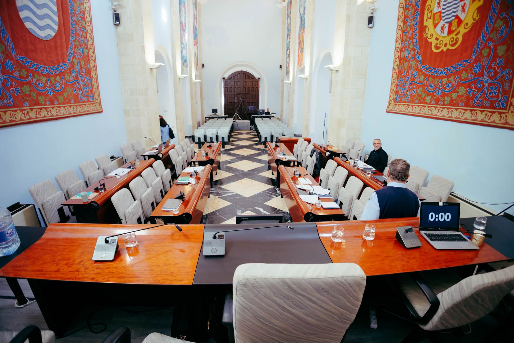 El pleno de Jerez, vacío durante la interrupción por las protestas.