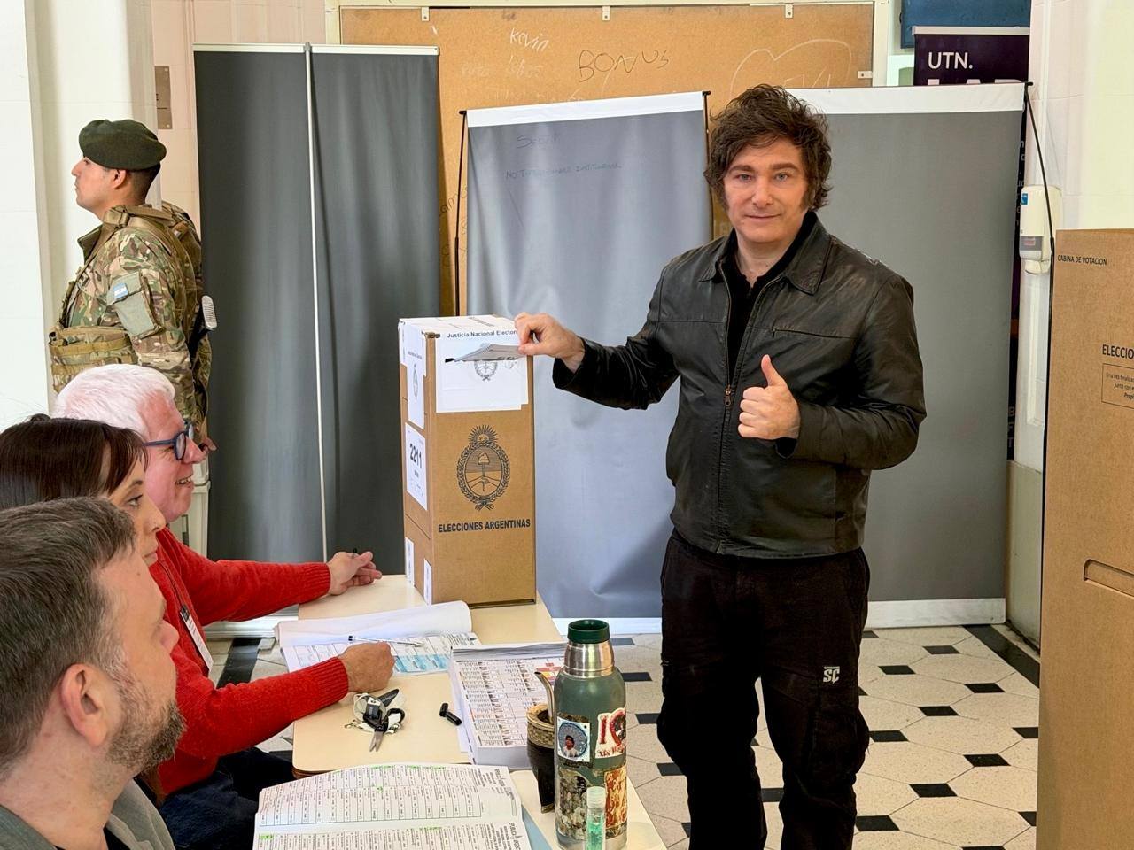 Javier Milei, durante la jornada de recientes elecciones en Argentina.