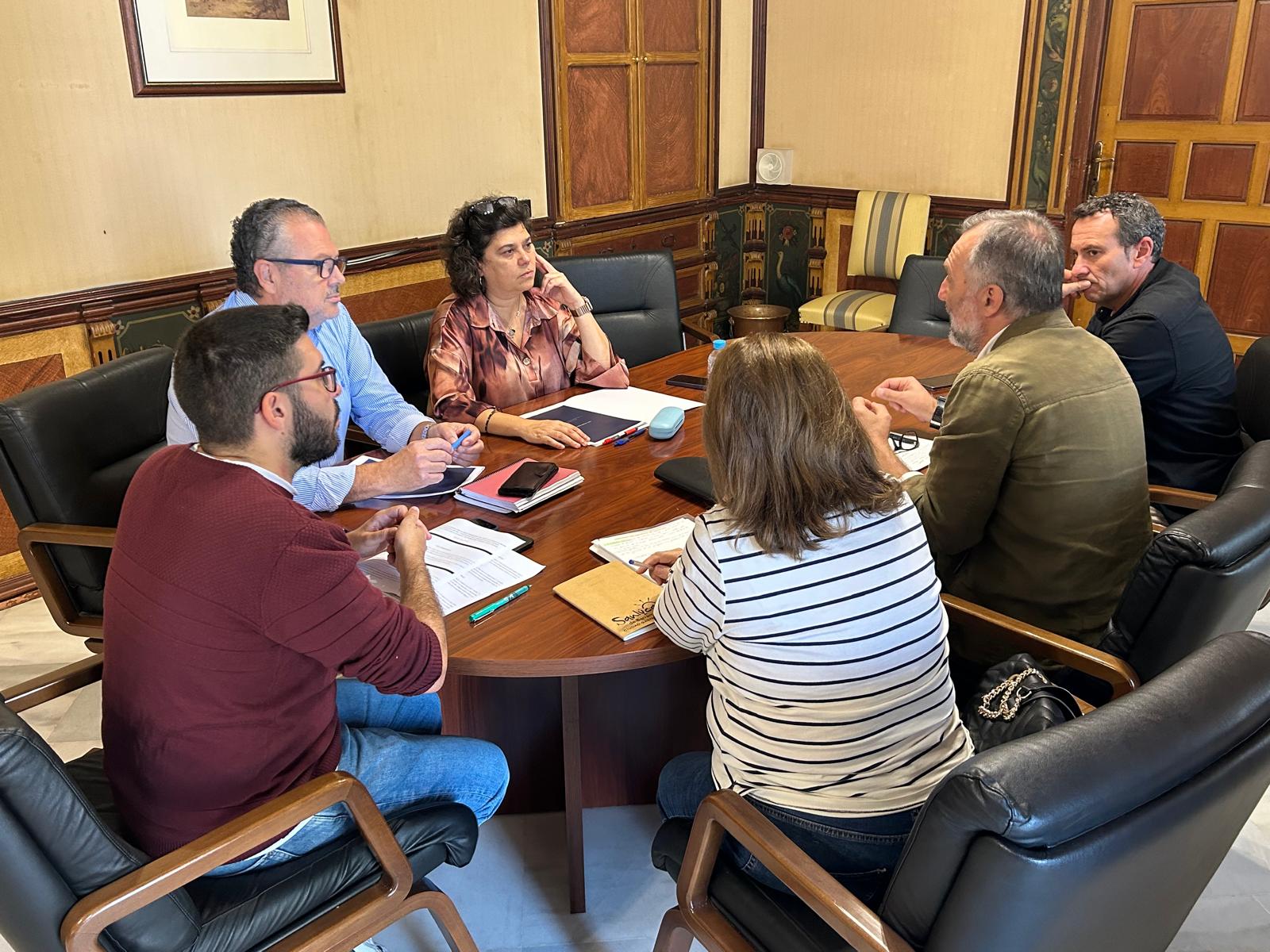 La alcaldesa y Narciso Vital abordan el proyecto con Francisco Pérez Valencia y técnicos municipales.